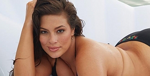 Ashley Graham’dan bacak şov!