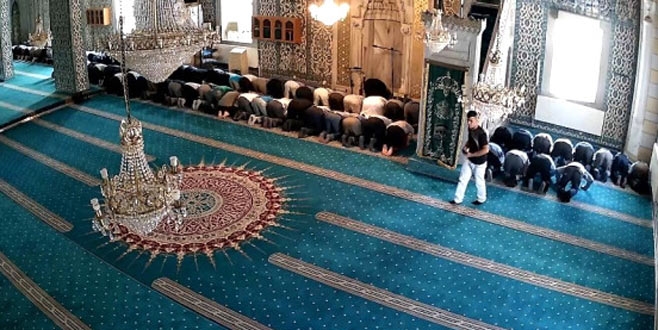 Camide önce sünneti kıldı sonra hırsızlık yaptı!