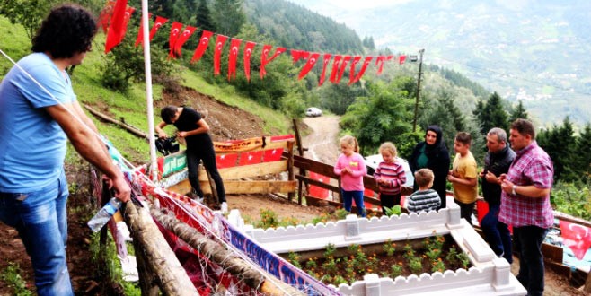 Eren Bülbül’ün mezarına ziyaretçi akını