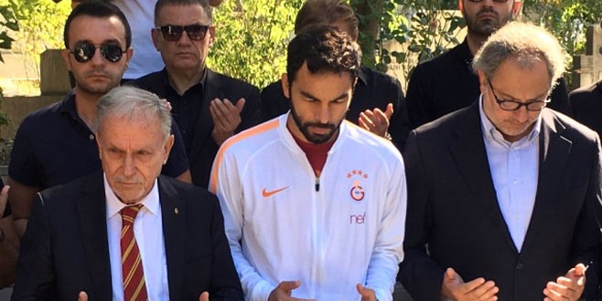 Metin Oktay kabri başında anıldı