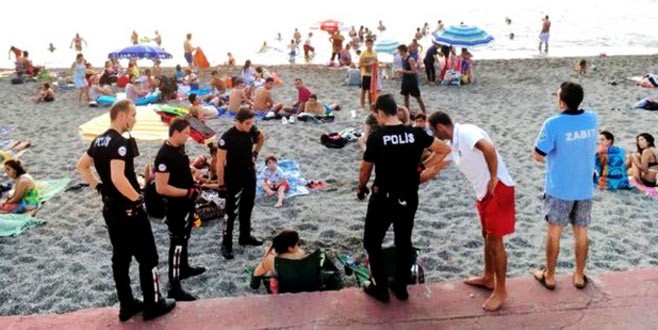 Plajda bira içen iki kadın doktora para cezası