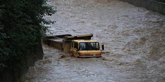 Rize’de şiddetli yağış nedeniyle okullar tatil edildi!