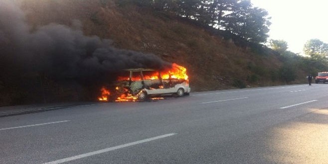 Servis minibüsü alev alev yandı
