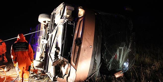 Sivas’ta yolcu otobüsü devrildi!