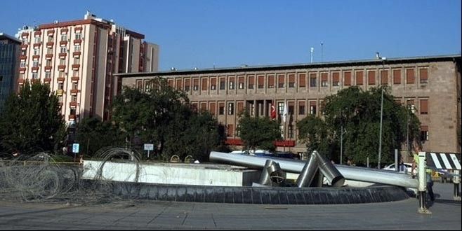 Skandal! TBMM önündeki Atatürk anıtı yıkıldı!