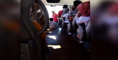 Yeşim Salkım otobüste konser verdi