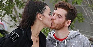 Adriana Lima Metin Hara’yı öpmeye doyamadı