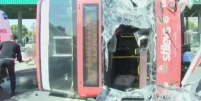 Bahçeşehir’de otobüs devrildi: Çok sayıda yaralı var