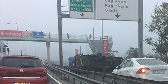 E-5’te kamyonet devrildi: Trafik felç!