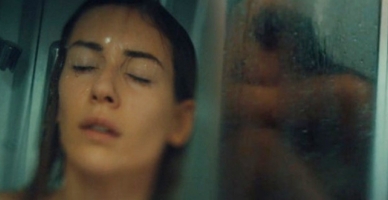 Sinem Kobal çırılçıplak duşa girdi