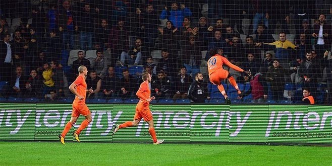 Adebayor tarihe geçti!