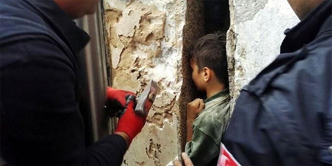 Atatürk büstünde sıkışan çocuk 5 saatte kurtarıldı