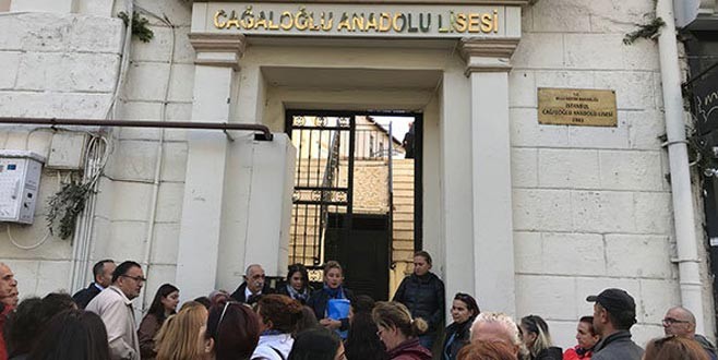 Cağaloğlu Anadolu Lisesi’nde veliler ayaklandı