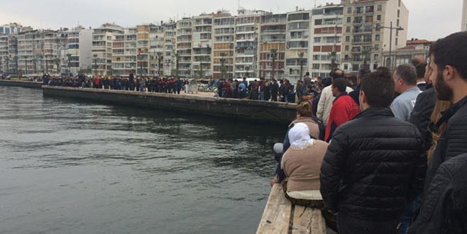Denizdeki cesedi görmek için kuyruğa girdiler