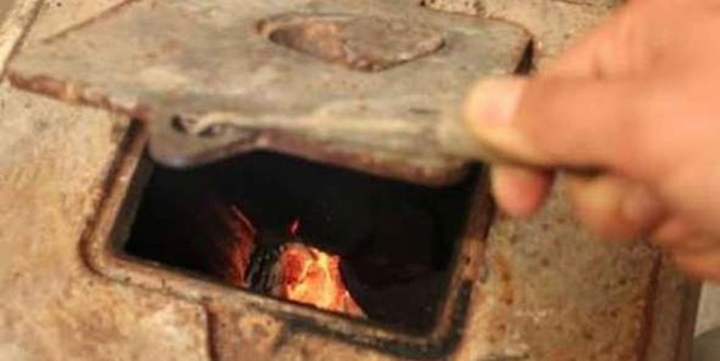 Esrarı sobaya atıp yakan aile evde sızıp kaldı