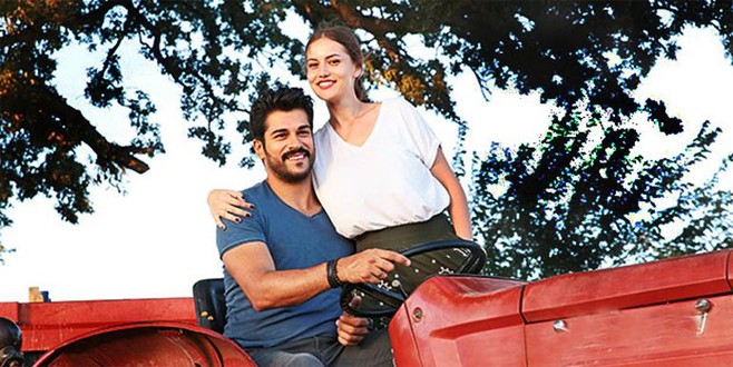 Fahriye Evcen ve Burak Özçivit’ten traktör pozu