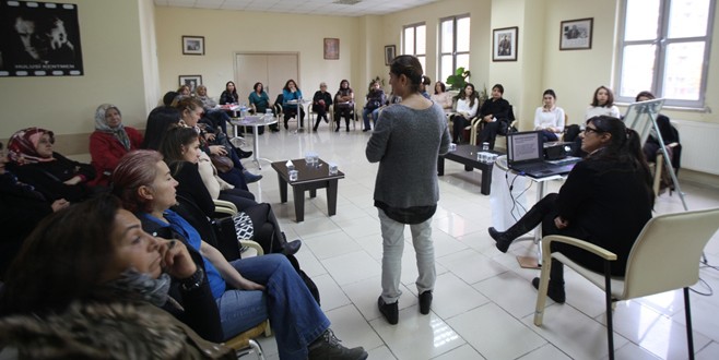 Kartallı kadınlara aile içi şiddet eğitimi