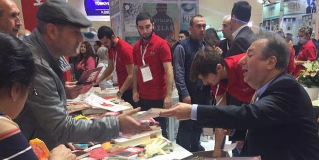 TÜYAP Kitap Fuarı’nda Sabahattin Önkibar’a saldırı!
