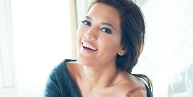 Demet Akalın’ın elbisesi olay oldu