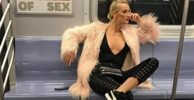 Didem Soydan metroya bindi!