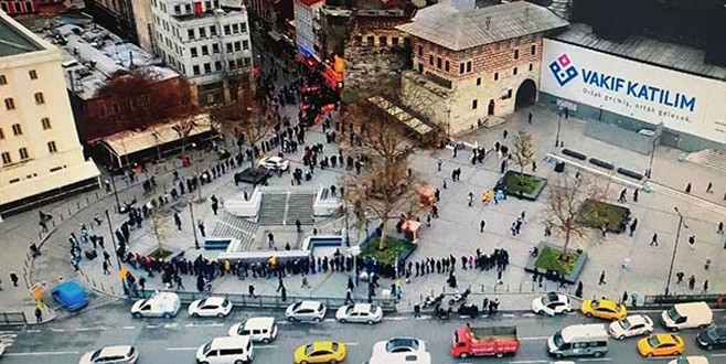 Eminönü’nde Milli Piyango kuyruğu!