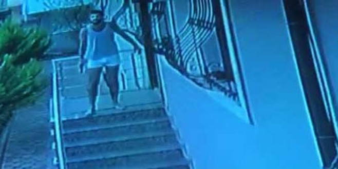 Haciz memurlarını yarı çıplak silahla kovaladı