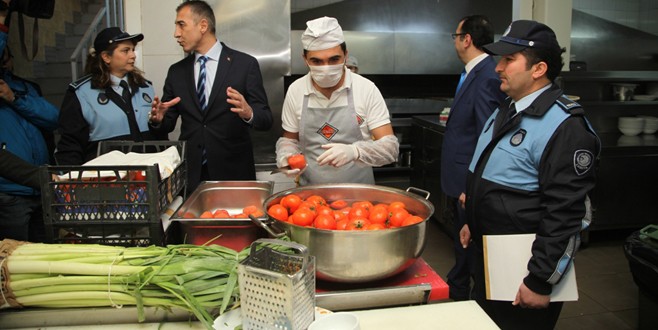 Kartal zabıtası yılbaşı öncesi işyerlerini denetledi