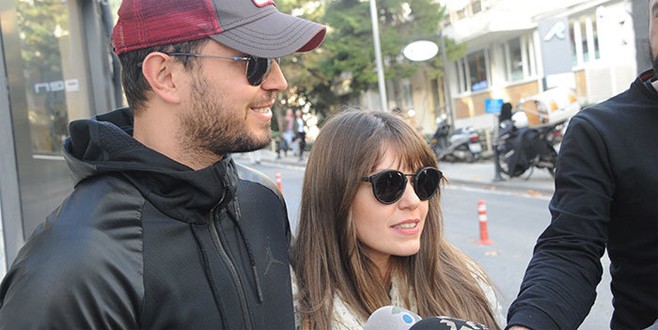 Murat Boz Aslı Enver’in elini bırakmadı