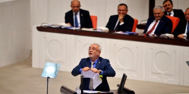 Mustafa Elitaş CHP’nin dağıttığı belgeleri yırttı