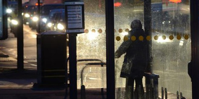 Otobüs durağında herkesin gözü önünde cinsel saldırı!