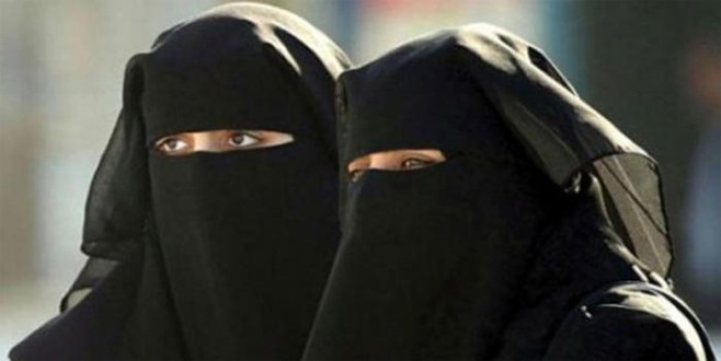 Üniversitede peçe krizinde 3 kişi açığa alındı