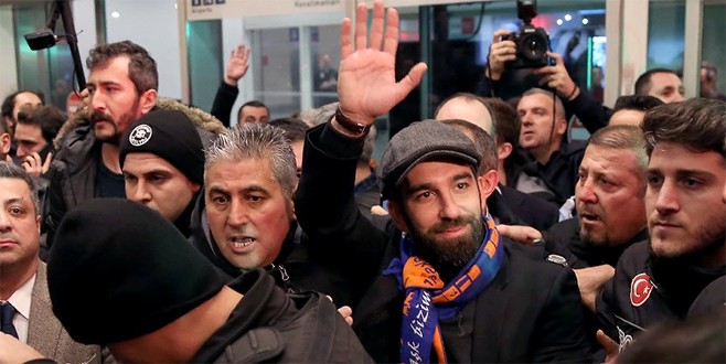 Arda Turan resmen Başakşehir’de