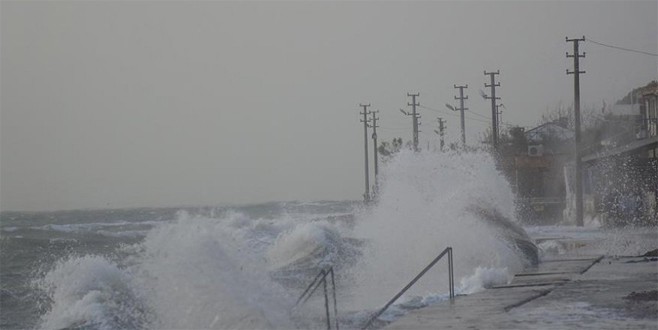 İstanbul’da seferleri iptal ettiren fırtına!