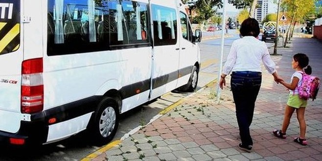 Okul servisinde unutulan kızı saati kurtardı