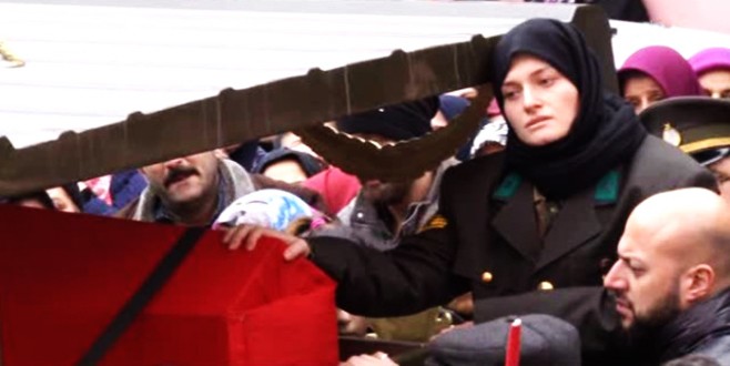 Şehit eşinin üniformasını giyip cenazeye katıldı