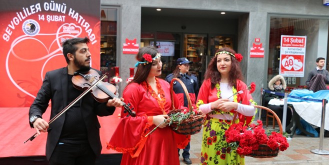 Kartallı sevgililere coşkulu eğlence