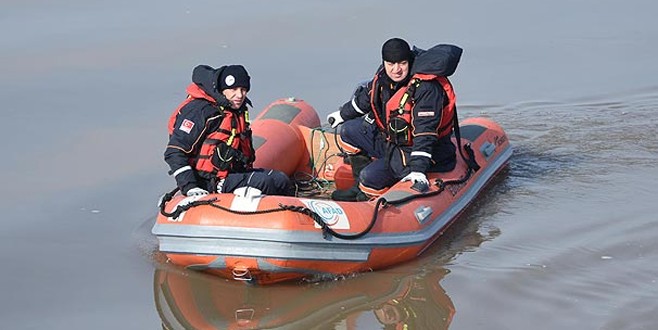 Edirne’de kaçakların botu devrildi!