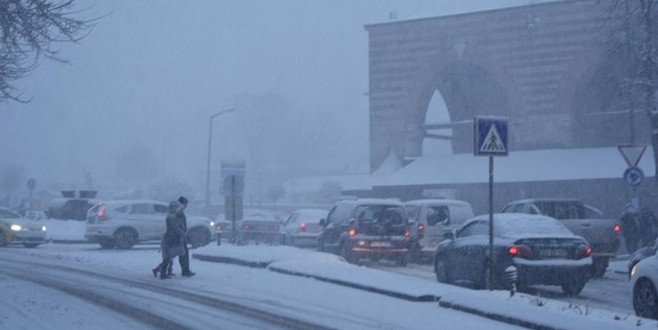 Kar yağışı nedeniyle okullar tatil edildi