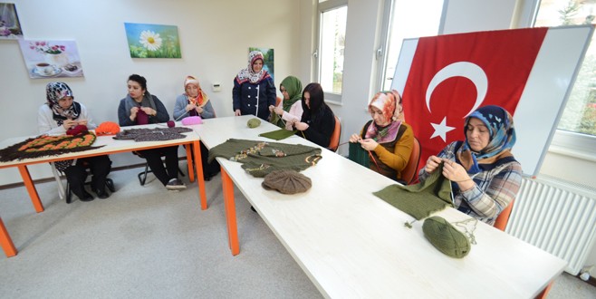 Pursaklar’dan Mehmetçiğe kolilerce atkı bere gönderildi