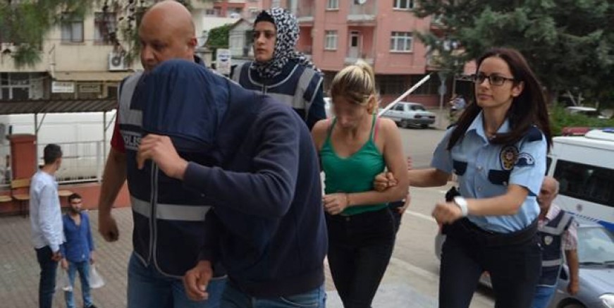 Adana’da pitbullu fuhuş çetesi çökertildi!