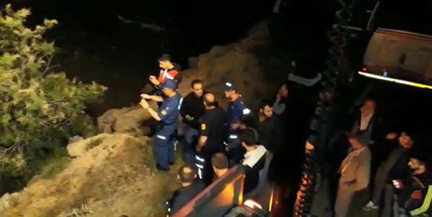 Artvin’de araç dereye uçtu; 3 kayıp!