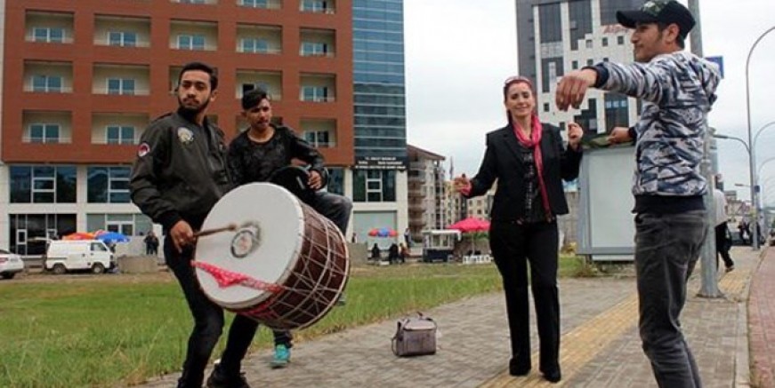 Boşanınca davul zurna çaldırdı