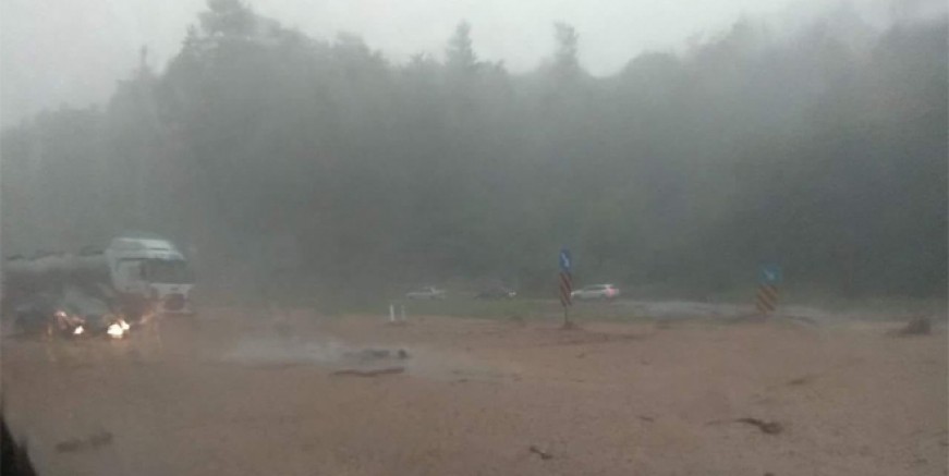 Bursa’da sağanak yağış hayatı felç etti