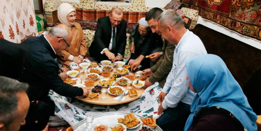 Erdoğan iftarını yer sofrasında açtı