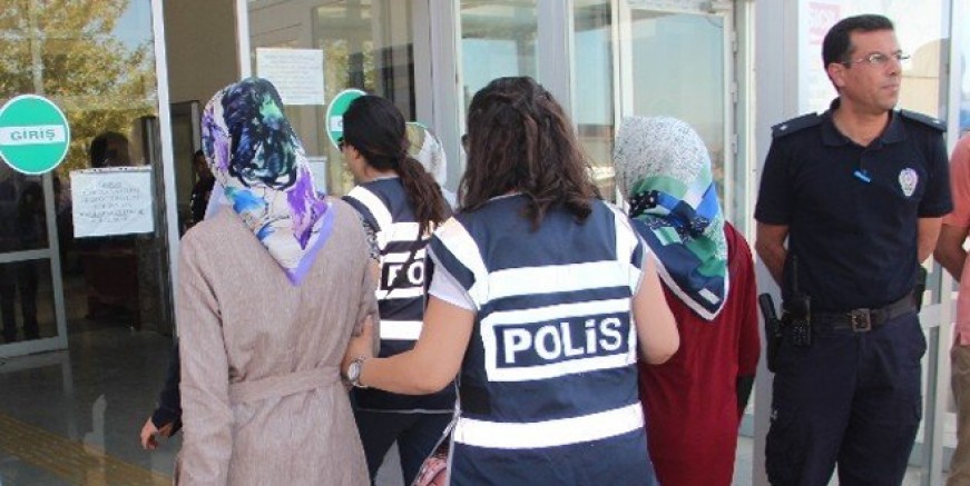 FETÖ ablalarına operasyon: 20 gözaltı