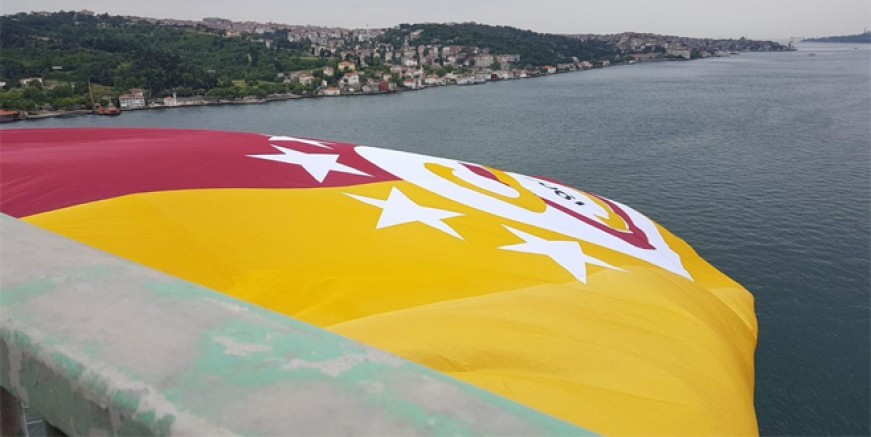 Galatasaray’ın bayrağı köprüde