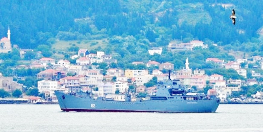 Rus çıkarma gemisi Boğaz’dan geçti
