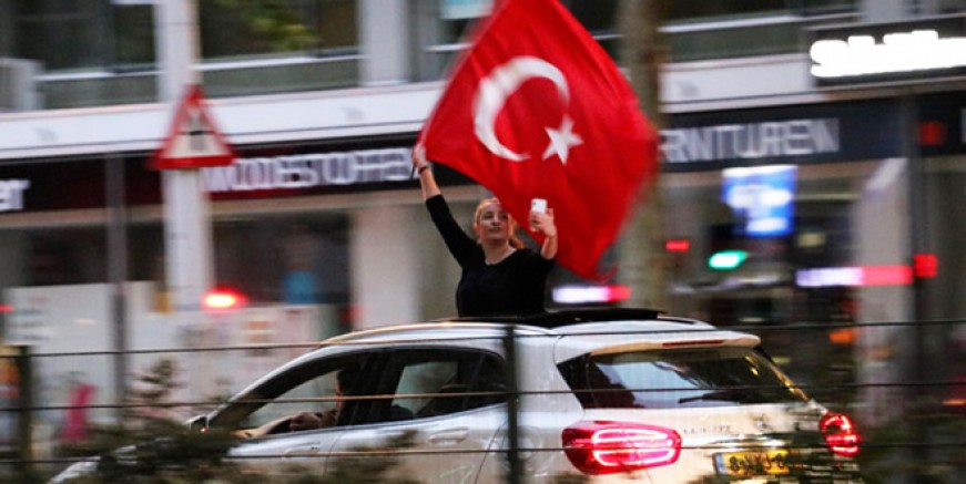 Hollanda’dan skandal karar!