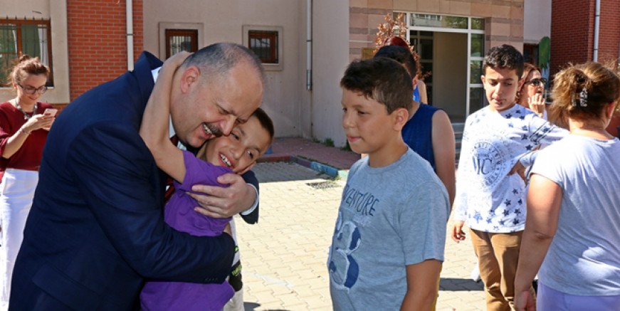 Kaymakam Dallı çocuklar ile bayramlaştı