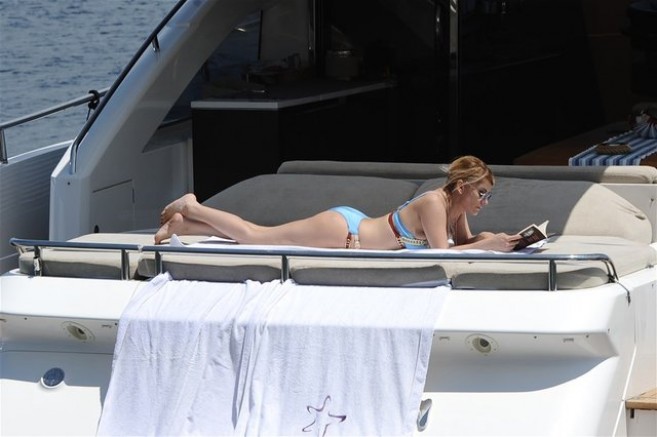 Songül Karlı yatta bikini şov yaptı